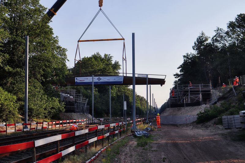 Plaatsing brug over de Maaslijn bij Molenhoek.